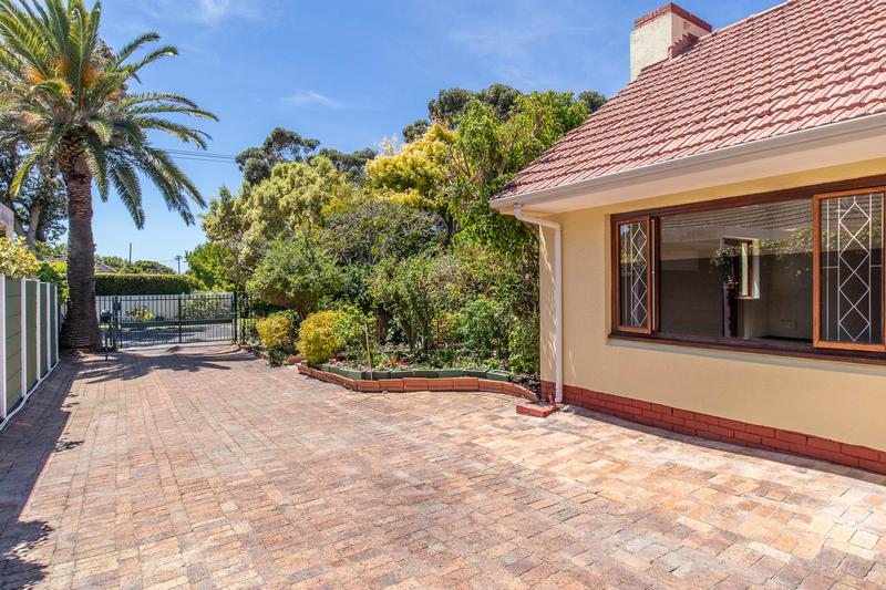 5 Bedroom Property for Sale in Bergvliet Western Cape